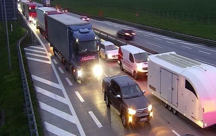 Cztery auta zderzyły się na autostradzie A4 pod Wrocławiem. Duży korek, traxelektronik.pl