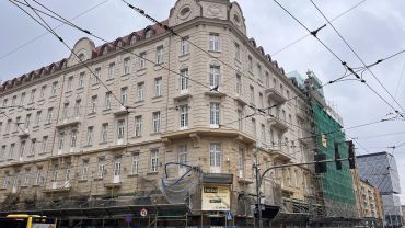 Wrocław: Hotel Grand remontowany w nieskończoność. Widać już elewację