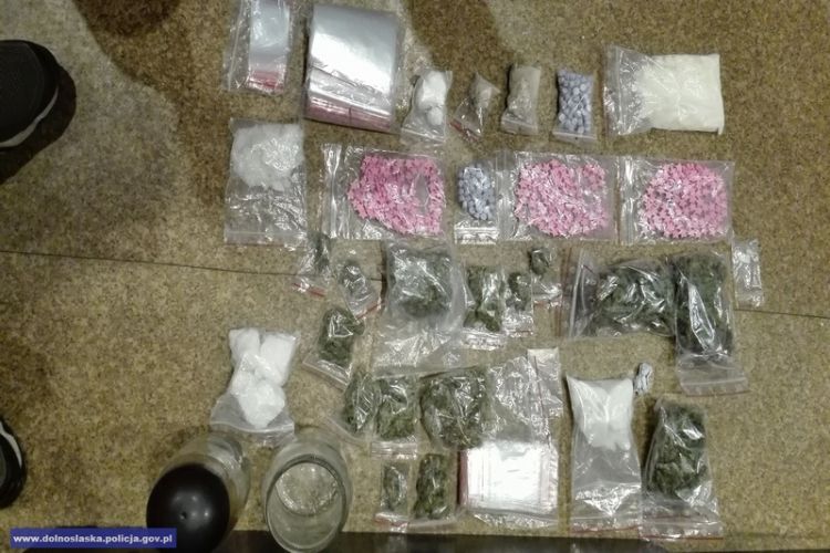 Policjanci przechwycili duże ilości narkotyków i nielegalną broń, Dolnośląska Policja