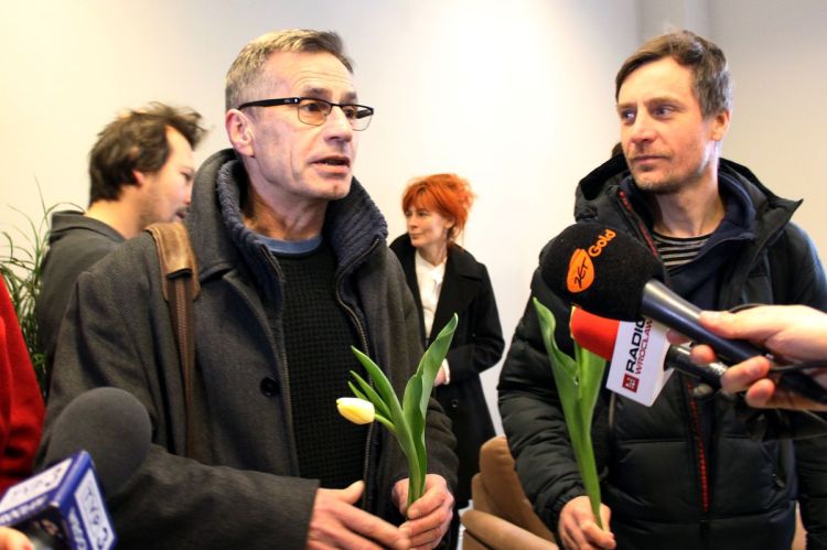Teatr Polski. Przeciwnicy Morawskiego odwiedzili marszałka z kwiatami i petycją, Bartosz Senderek