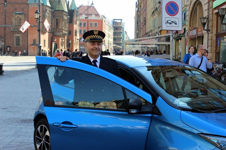 Wrocław: straż miejska dostała nieoznakowany eko-radiowóz [ZOBACZ ZDJĘCIA], Bartosz Senderek