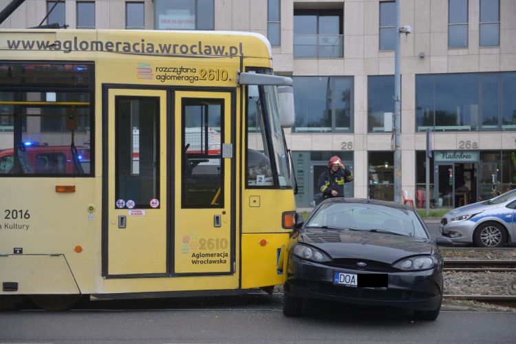 Kierowca forda wjechał pod tramwaj. Pasażerka trafiła do szpitala [ZDJĘCIA], Wojciech Bolesta