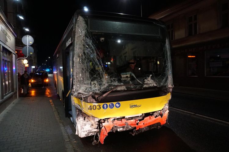 Ranni w wypadku autobusu w Leśnicy, kierowca w szpitalu. Dlaczego wjechał w budynek? [ZDJĘCIA], Marta Gołębiowska
