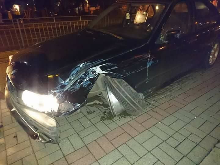 Nocna kolizja na Legnickiej. Kierowca wjechał w przystanek i porzucił auto [ZDJĘCIA], Piotr Bałka
