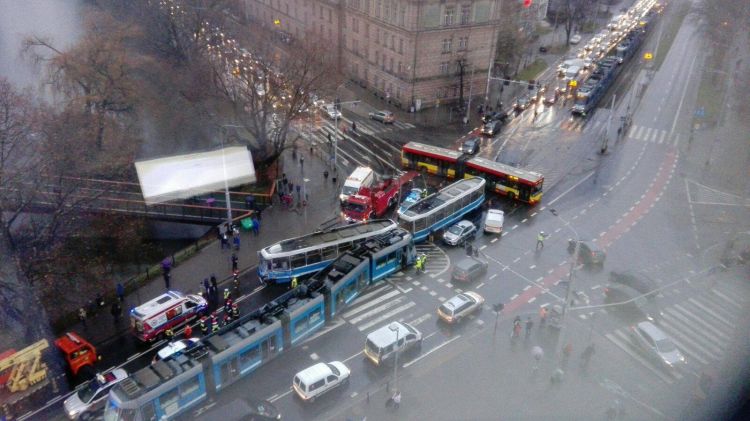 Dwa tramwaje zderzyły się w centrum. Paraliż skrzyżowania, są ranni [ZDJĘCIA], daf