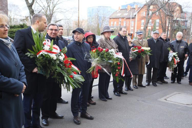 Rodzina ks. Popiełuszki na uroczystościach złożenia kwiatów pod tablicą ofiar stanu wojennego [ZDJĘCIA], Magda Pasiewicz