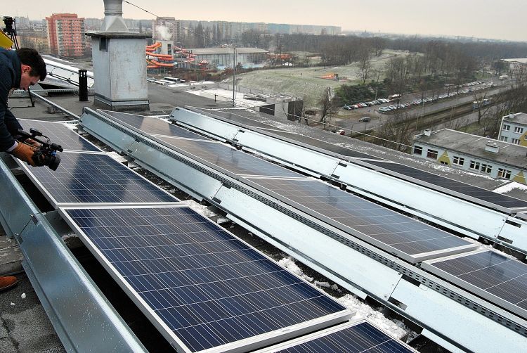 Elektrownie słoneczne na 35 wrocławskich wieżowcach już działają [ZDJĘCIA], Bartosz Senderek