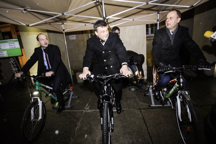 Wrocław: wiceminister i wojewoda na rowerze wygenerowali prąd do oświetlenia choinki [ZDJĘCIA], Magda Pasiewicz