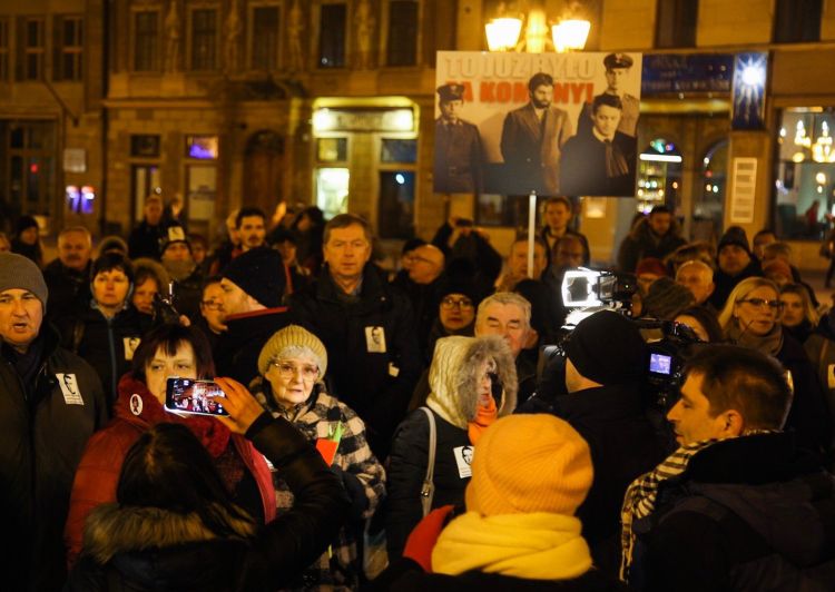 Obrońcy demokracji solidaryzują się z Frasyniukiem. „Nie będziemy robić tylko tego, na co nam pozwala władza”, Magda Pasiewicz