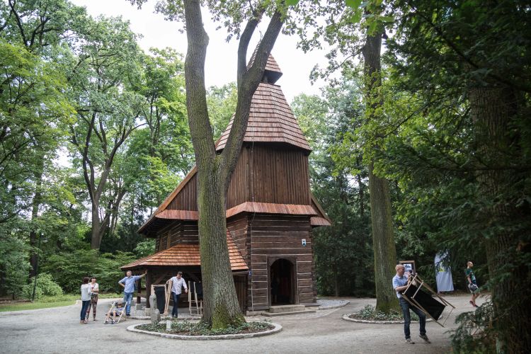 Drewniany kościółek w Parku Szczytnickim po remoncie. Nowe miejsce spotkań [ZDJĘCIA], Magda Pasiewicz