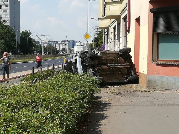 Dachowanie przy Legnickiej. Auto roztrzaskało się o budynek [ZDJĘCIA], Paweł Prochowski