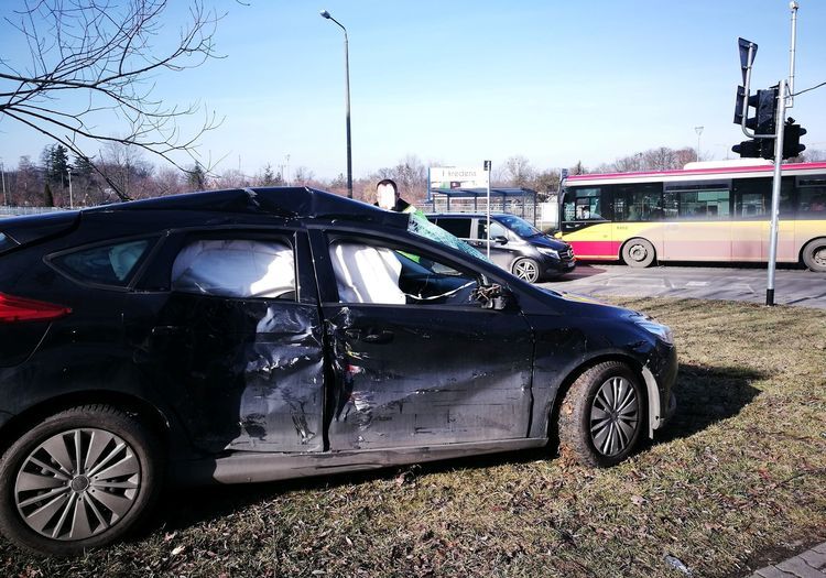 Autobus zderzył się z samochodem na Stabłowicach. Jedna osoba ranna [ZDJĘCIA], Magda Pasiewicz, mh