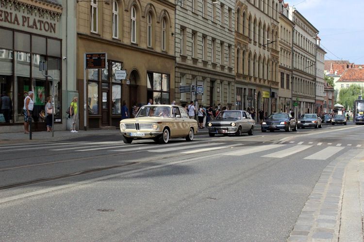 Zabytkowa parada przejechała ulicami Wrocławia [ZDJĘCIA], bas