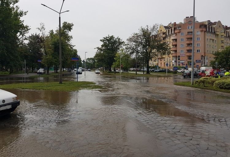 Spora awaria wodociągowa na południu Wrocławia. Woda zalała ulicę [ZDJĘCIA], MPWiK