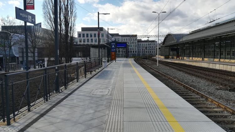 Nowy peron na Dworcu Głównym już gotowy. Ruszył w niedzielę [ZDJĘCIA], mat. pras.
