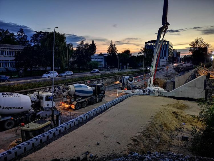 Postępy w budowie nowego wiaduktu. Nocne betonowanie [ZDJĘCIA], Wrocławskie Inwestycje