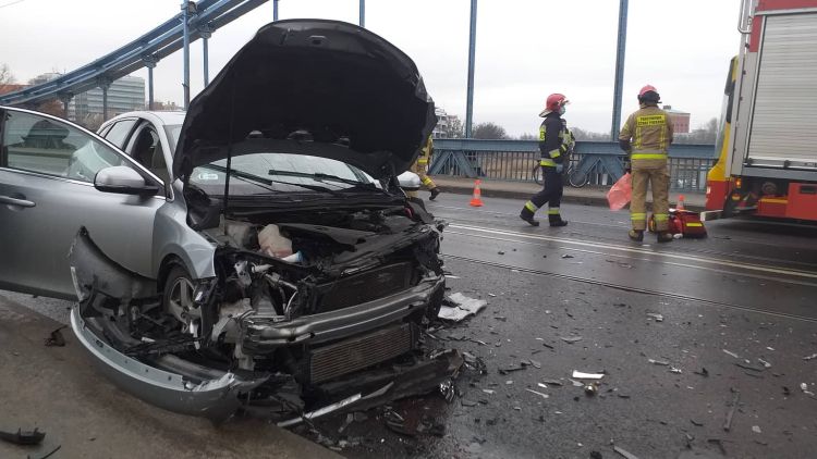 Most Grunwaldzki zablokowany. Zderzenie aut i duże utrudnienia w ruchu [ZDJĘCIA], Oskar Szczepański