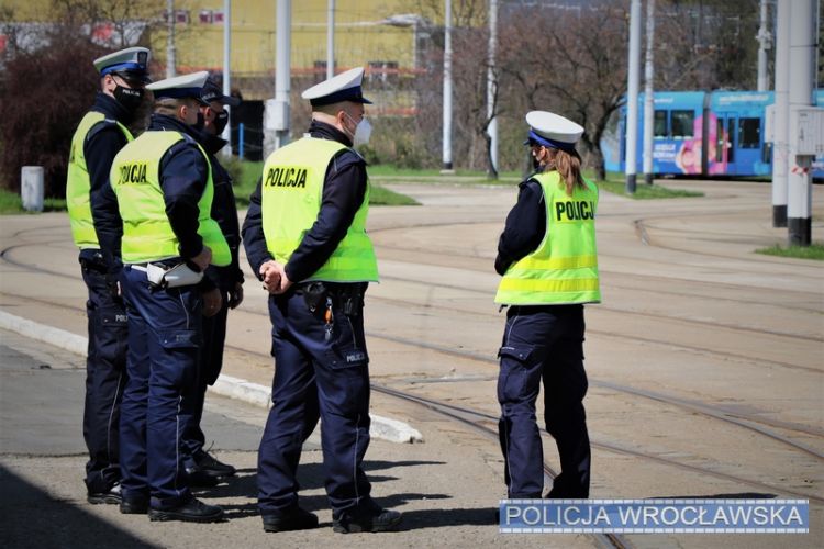 Pracownicy MPK przeszkolili policjantów. Funkcjonarusze usiedli za sterami tramwaju, KMP Wrocław