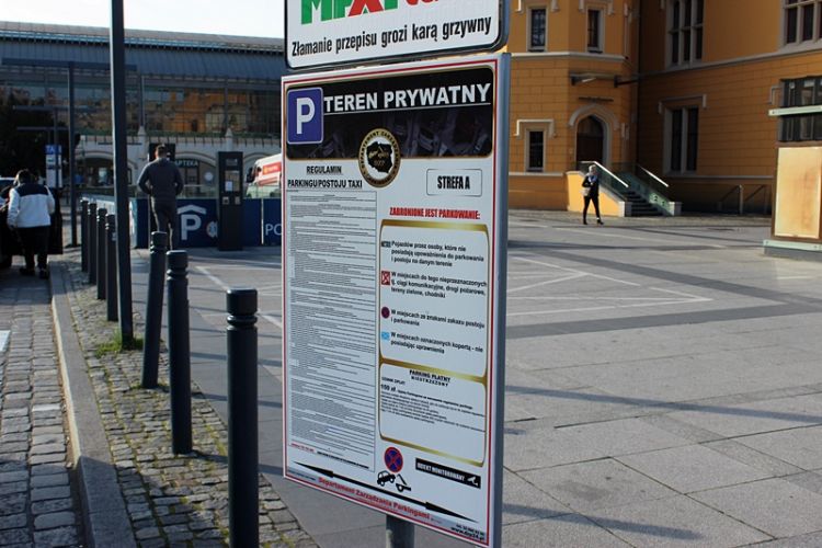 450 zł kary za wjazd na parking przy Dworcu Głównym. Taksówkarze piszą skargi [ZDJĘCIA], Jakub Jurek