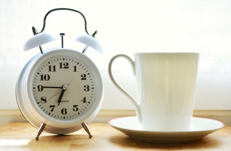 Zmiana czasu na zimowy. Dziś śpimy o godzinę dłużej, ale też dłużej podróżujemy i pracujemy, pixabay.com