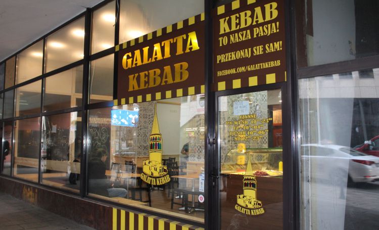 Wrocław: 40 osób zaatakowało lokal z kebabem. Wykrzykiwali rasistowskie hasła [ZDJĘCIA], mgo