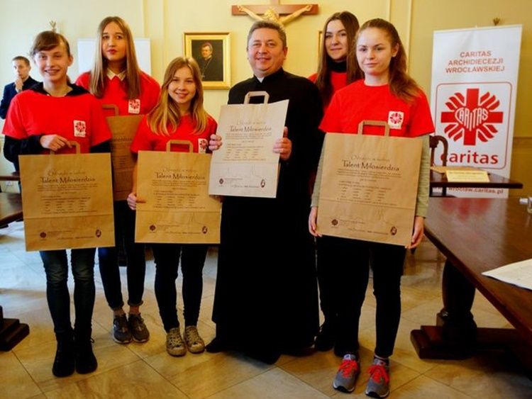 Wrocławska Caritas do czwartku rozdaje zaproszenia po świąteczne paczki dla ubogich, mat. prasowe/archiwum
