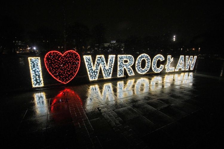 We Wrocławiu świecą dwa wyznania miłości do miasta. Jedno miejskie, drugie prywatne [PORÓWNAJ], 0