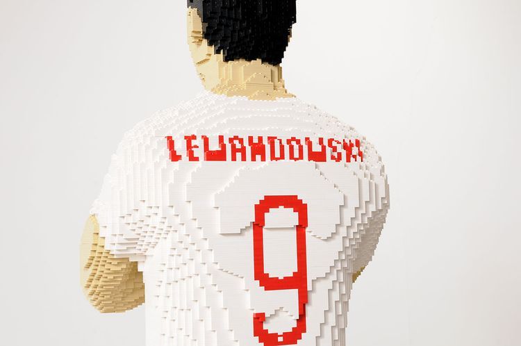 Figura Roberta Lewandowskiego z klocków LEGO została przekazana na aukcję WOŚP, 0