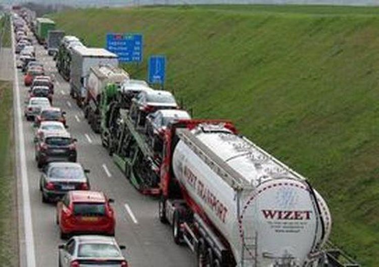 Zderzenie trzech samochodów na drodze do Wrocławia. Jedna osoba jest ranna, 0