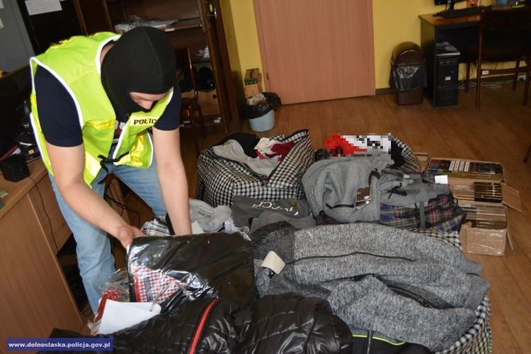 Zatrzymano wrocławiankę handlującą podrobionymi perfumami i ubraniami, Dolnośląska policja
