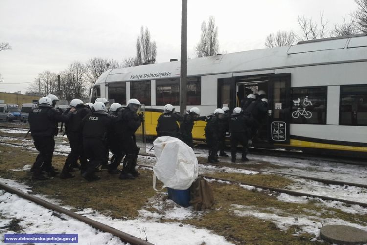 Tak wrocławscy policjanci radzą sobie z chuliganami w pociągu [WIDEO], Dolnośląska Policja