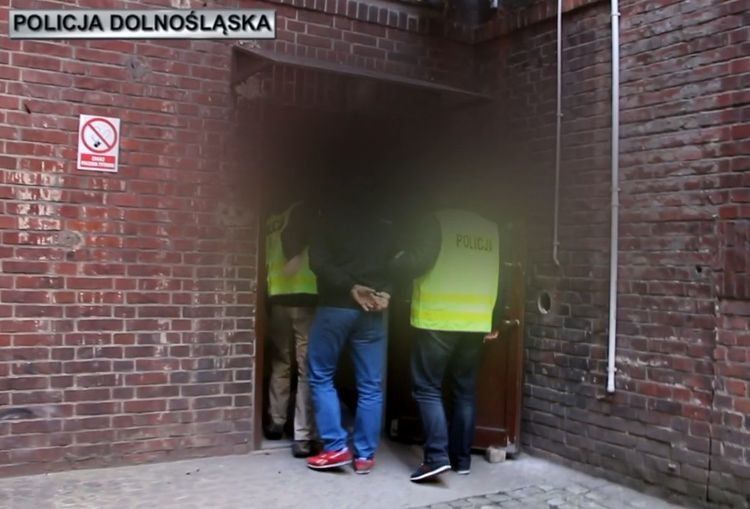 Wrocławscy policjanci zlikwidowali dziuple, do których trafiały luksusowe auta [WIDEO], Dolnośląska policja