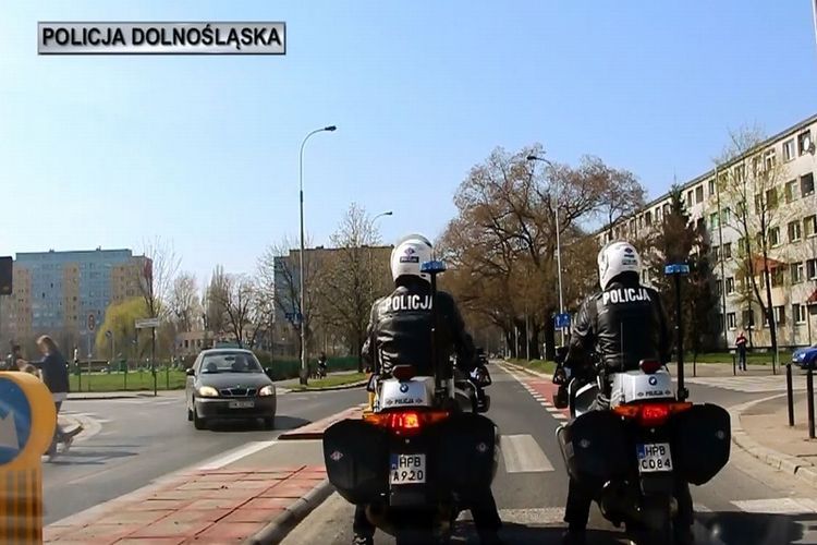 Policjanci na motocyklach uratowali życie choremu kierowcy, Dolnośląska policja