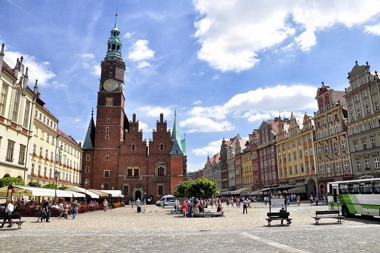 37-latek w centrum Wrocławia pobił przechodnia, bo ten nie chciał go poczęstować papierosem, pixabay.com