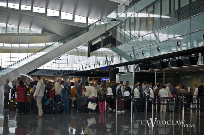 Podejrzana walizka na wrocławskim lotnisku. Ewakuowano 140 osób, archiwum