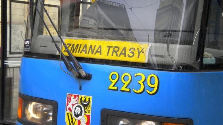 Kolizja samochodu z tramwajem. MPK Wrocław wprowadziło objazdy, 0