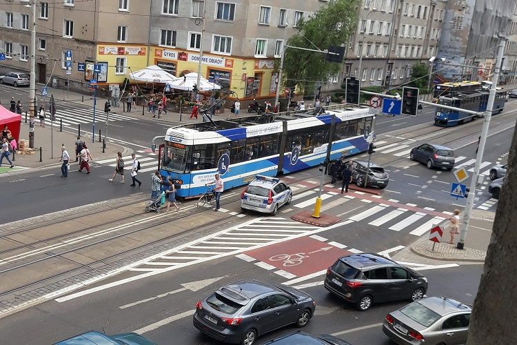 Kolizja tramwaju z samochodem w centrum. Utrudnienia dla pasażerów MPK, Magdalena Wyrozumska-Basińska