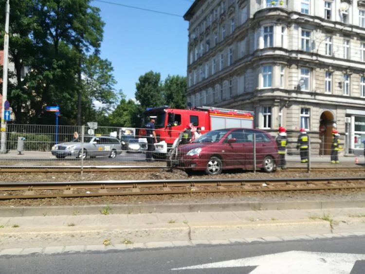 Samochód zablokował torowisko na Grabiszyńskiej. Były objazdy [ZOBACZ], prochu