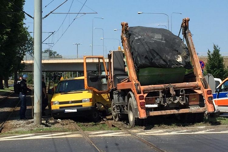 Wypadek na Osobowickiej. Bus zablokował torowisko [ZDJĘCIE], Jan Marcin Radomski