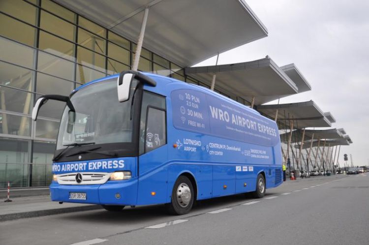 Bilety na WRO Airport Express można już kupować w systemie Ryanaira, archiwum