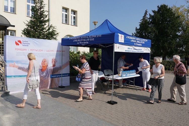 Przy szpitalu na Borowskiej wolontariusze będą rozdawać wodę seniorom, materiały prasowe