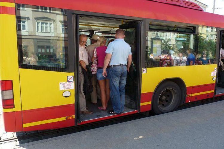 Kolizja autobusu z samochodem na Żernickiej. Dwie osoby zostały ranne, 0