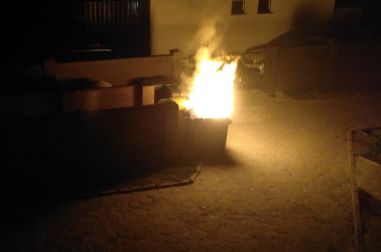 Pożar na Grabiszynie. Palił się kontener na makulaturę [ZDJĘCIE], czytelnik