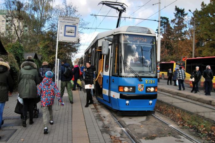 Zepsuty tramwaj blokował torowisko w kierunku Oporowa, archiwum