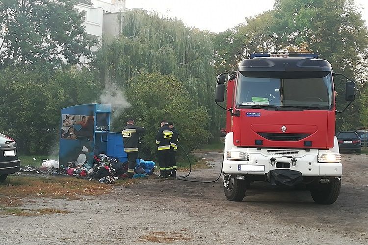 Pożar na podwórku przy Oporowskiej. Płonął kontener na ubrania, prochu
