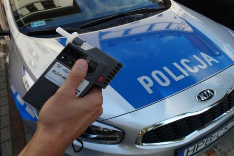 Nietrzeźwy kierowca wjechał w policyjny radiowóz. Na widok policjantów zaczął uciekać, KMP Wrocław