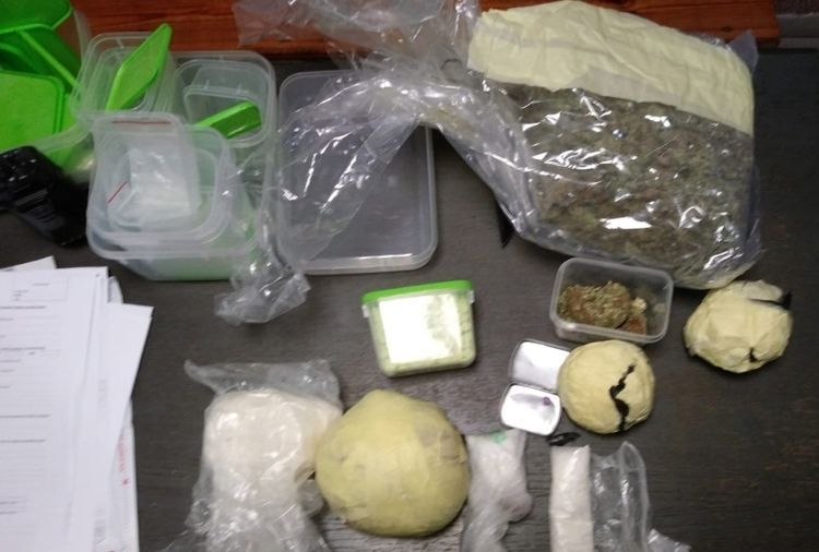 Policjanci przechwycili dużą ilość narkotyków i tabletek ekstazy, Materiały policji