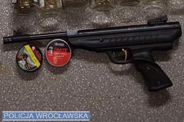 Policjanci zabezpieczyli dużą ilość narkotyków i broń pneumatyczną [ZDJĘCIA], Wrocławska policja