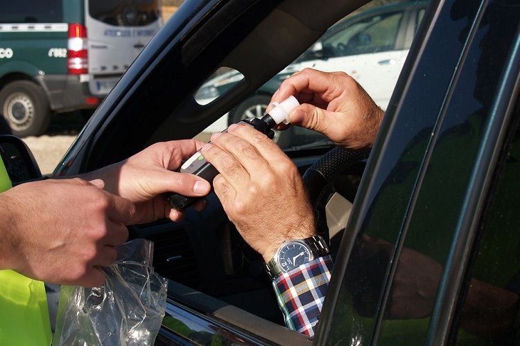 Kumulacja podczas kontroli. Pijany kierowca z zakazem prowadzenia pojazdów posiadał amfetaminę, pixabay.com