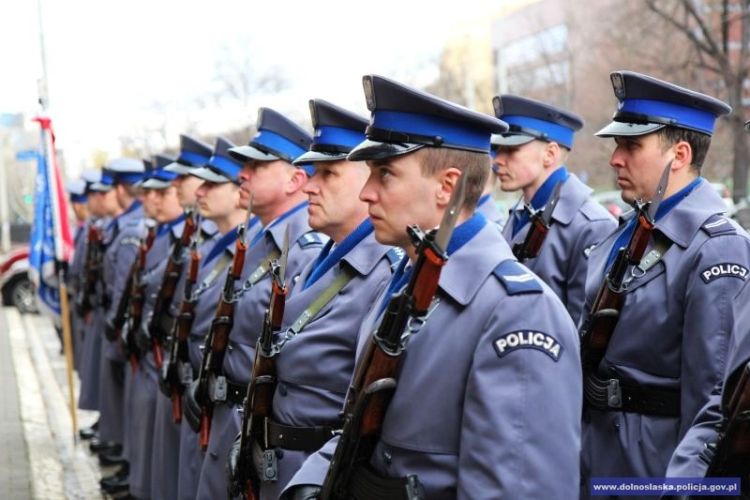 Odsłonięcie tablicy patrona Komendy Wojewódzkiej Policji [ZDJĘCIA], Dolnośląska Policja